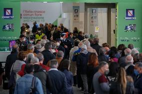 People At The Entrance Of The Vaccination Center -  Naples