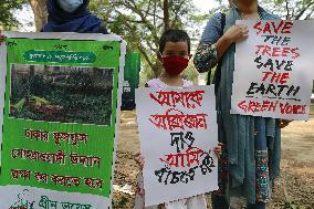 Pro-environmentalist youth organization Green Voice activists - Dhaka