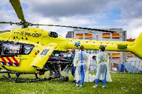 Helicopters pick up corona patients at Albert Schweitzer hospital