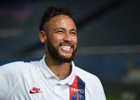 Neymar Extends His Contract With PSG