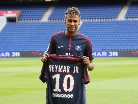 Neymar Extends His Contract With PSG