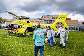 Helicopters pick up corona patients at Albert Schweitzer hospital