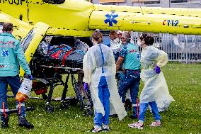 Helicopters pick up corona patients at Albert Schweitzer hospital