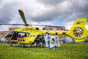 Helicopters pick up corona patients at Albert Schweitzer hospital