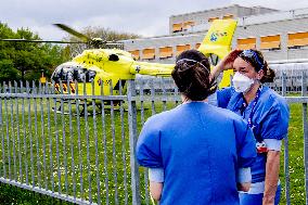 Helicopters pick up corona patients at Albert Schweitzer hospital