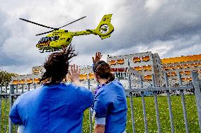 Helicopters pick up corona patients at Albert Schweitzer hospital