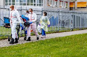 Helicopters pick up corona patients at Albert Schweitzer hospital