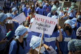 Intensive care units staff demonstrate - Marseille