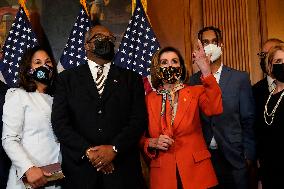 Nancy Pelosi swears-in Troy Carter - Washington