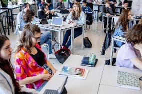 Dutch secondary schools to be fully open - Amsterdam