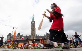 Canada Mourns 215 Children - Ottawa