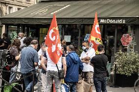 Protest in front of McDonald's restaurant - Paris