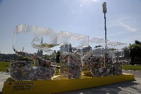 A giant STOP filled with waste was installed - Geneva