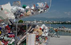 A giant STOP filled with waste was installed - Geneva