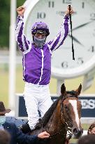 Ioritz Mendizabal Wins The Prix De Diane - Chantilly