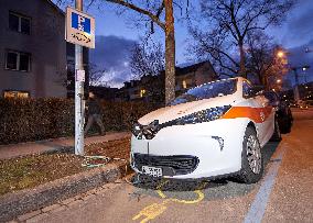 Street Lights Used As Charging Points For Electric Cars - Bern
