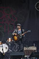 Pete Doherty performs live for Make Music Day - Paris