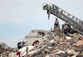 Rescue Workers Through The Rubble The Florida Building That Partially Collapsed