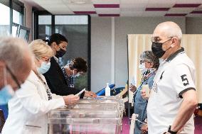 Valerie Pecresse Votes in Velizy-Villacoublay