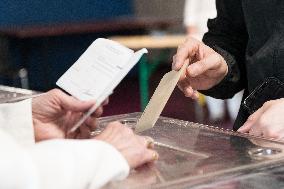 Valerie Pecresse Votes in Velizy-Villacoublay