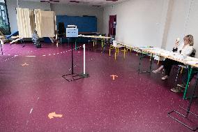 Valerie Pecresse Votes in Velizy-Villacoublay