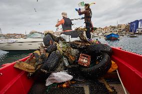 The garbage collectors of the sea - Algiers