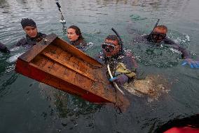 The garbage collectors of the sea - Algiers