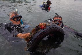 The garbage collectors of the sea - Algiers