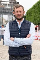 Jumping Eiffel - Paris