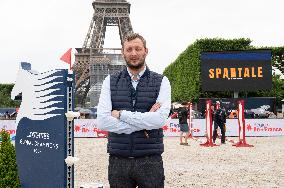 Jumping Eiffel - Paris