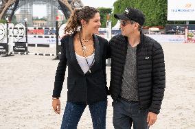 Jumping Eiffel - Paris