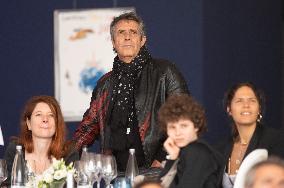 Jumping Eiffel - Paris