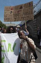 Public service demonstration outside Bercy - Paris