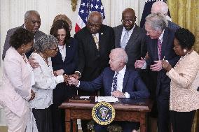 President Joe Biden signs the Juneteenth National Independence Day Act