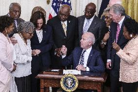 President Joe Biden signs the Juneteenth National Independence Day Act