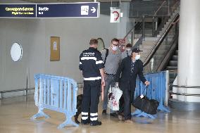 Sniffer dogs detect people infected with Covid 19 in Airport - Marseille