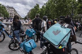 Delivery men UberEat and Deliveroo protested - Paris