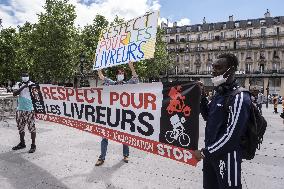 Delivery men UberEat and Deliveroo protested - Paris