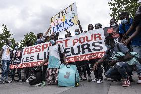 Delivery men UberEat and Deliveroo protested - Paris