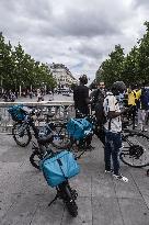 Delivery men UberEat and Deliveroo protested - Paris