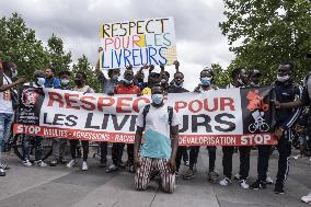 Delivery men UberEat and Deliveroo protested - Paris