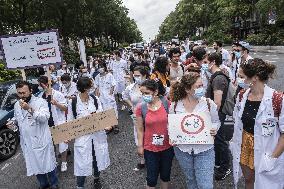 Interns protest in Paris
