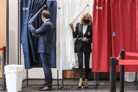 Emmanuel Macron votes in Touquet