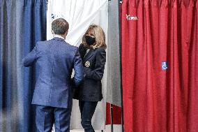 Emmanuel Macron votes in Touquet