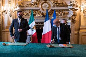 Le Drian And Casaubon Signs An Intention Declaration - Paris