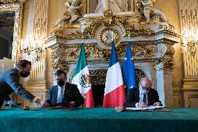 Le Drian And Casaubon Signs An Intention Declaration - Paris