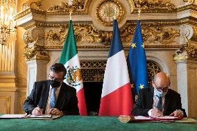 Le Drian And Casaubon Signs An Intention Declaration - Paris