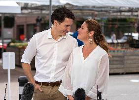Justin Trudeau And Wife  At The Parkdale Public Market - Ottawa