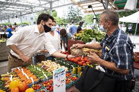 Justin Trudeau And Wife  At The Parkdale Public Market - Ottawa