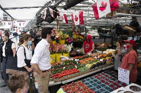 Justin Trudeau And Wife  At The Parkdale Public Market - Ottawa